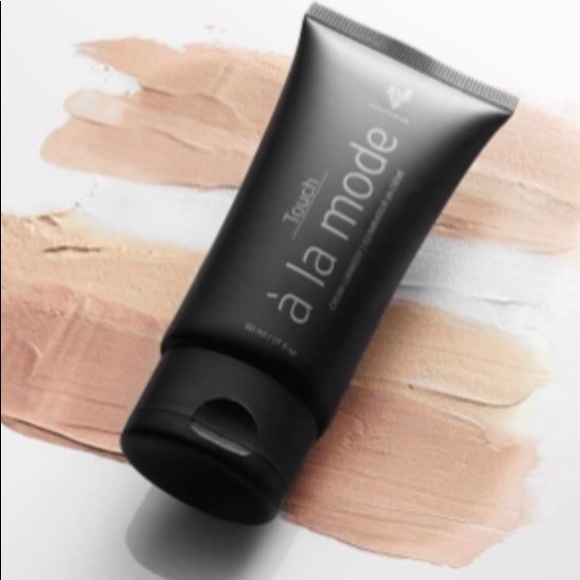 Younique Other - NEW Younique Touch a la mode Cream Luminizer